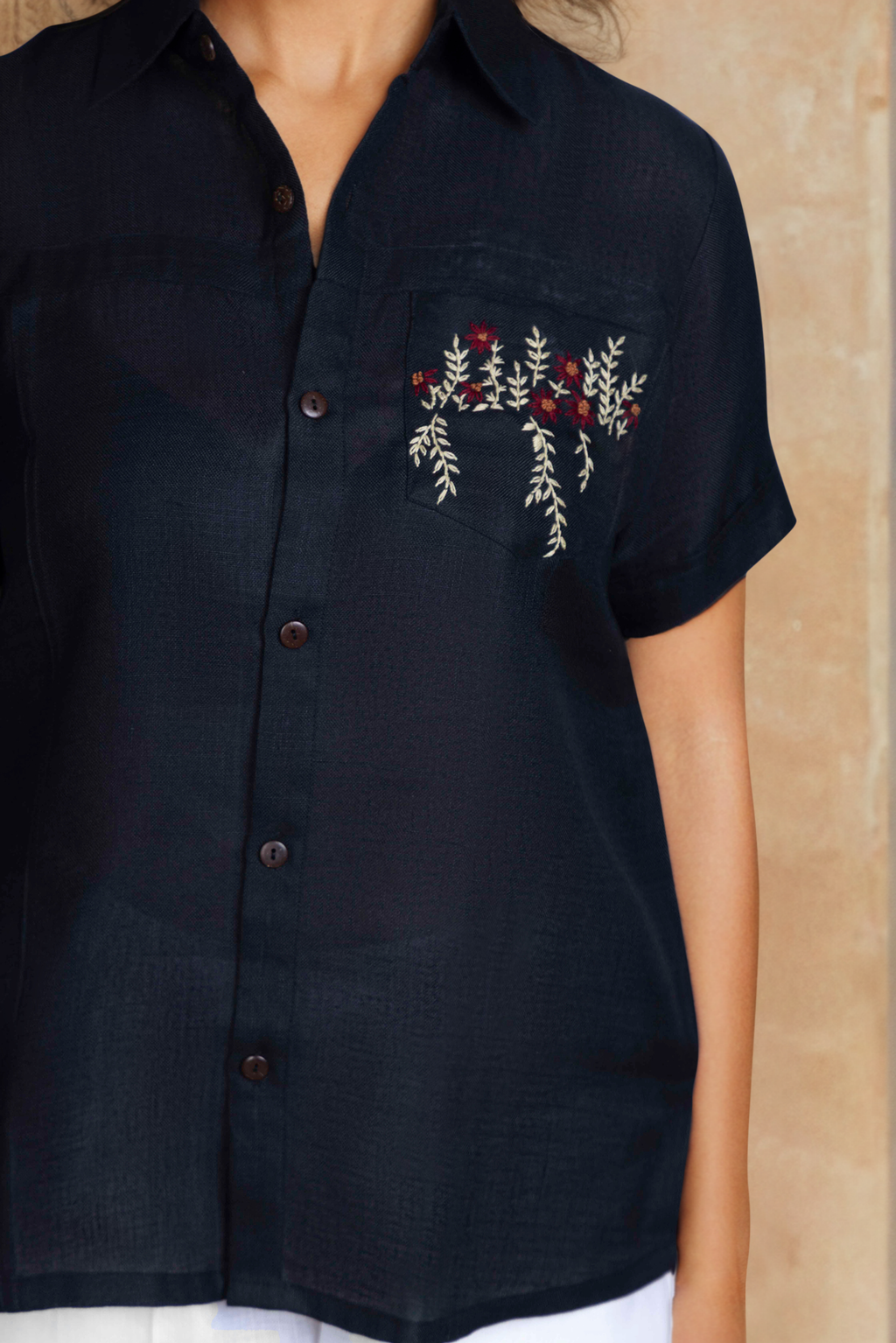 Black Shirt and White Pants Set with Pocket Embroidery